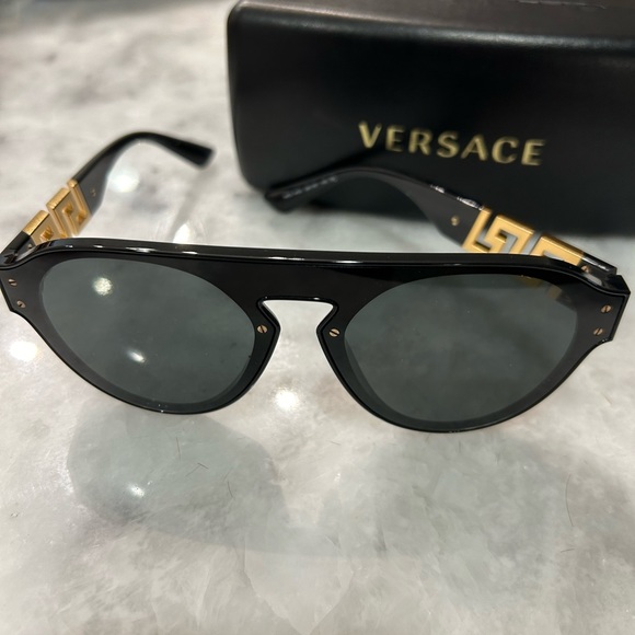 Versace 🔥 - Picture 3 of 6